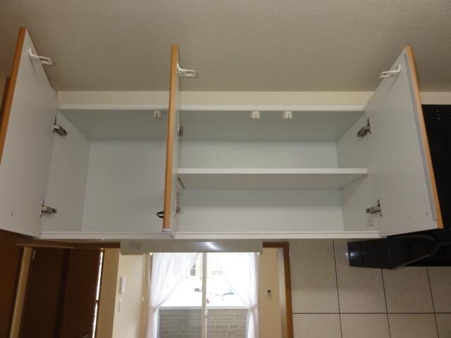 物件内観写真12　(キッチン吊戸棚)