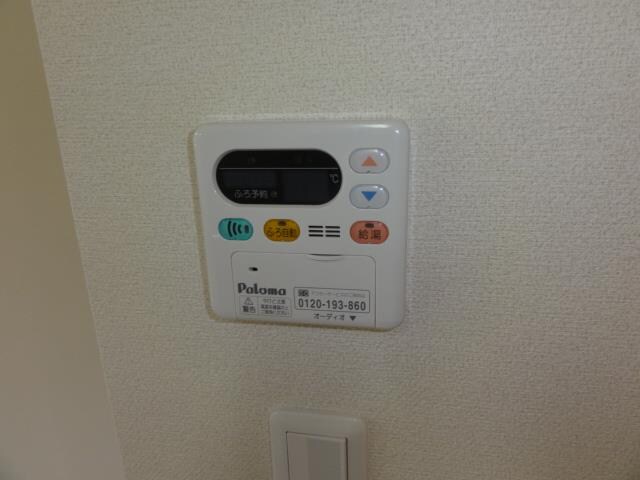物件内観写真17　(給湯器パネル)