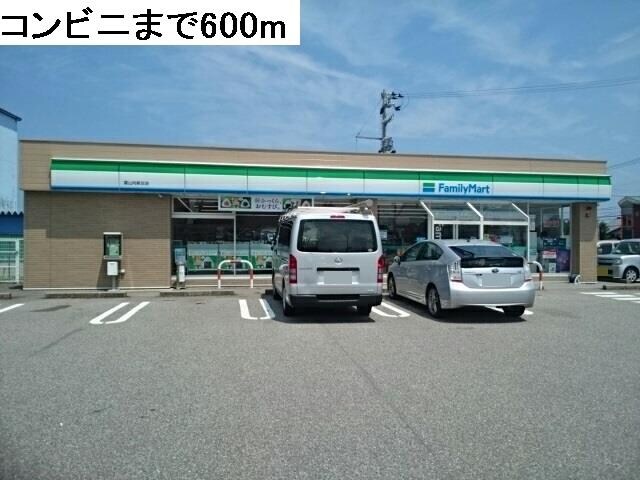 物件外観写真2　(ファミリーマート富山向新庄店まで600m)