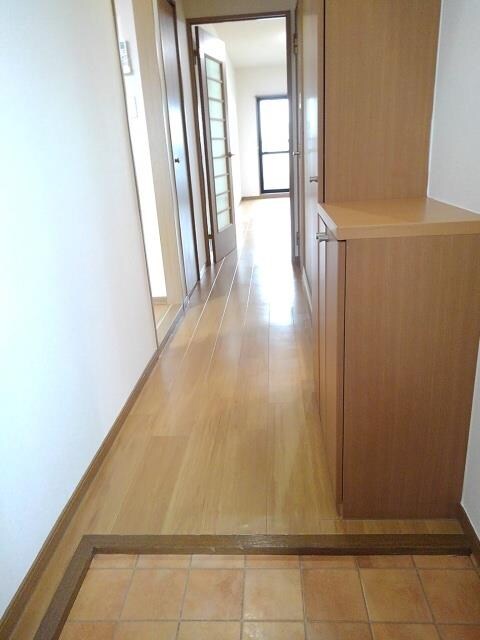 物件内観写真3　(玄関ホール)
