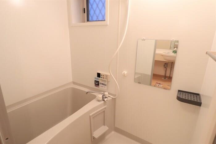 物件内観写真5　(追い焚き機能付き・窓有)