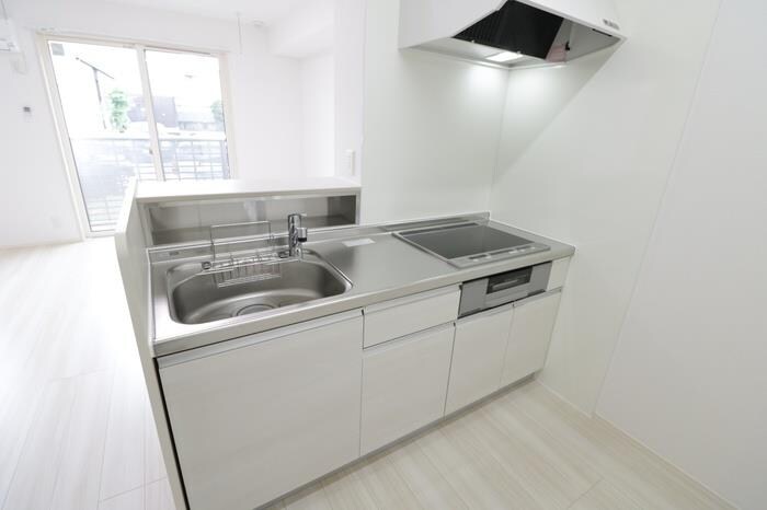 物件内観写真4　(対面キッチンカウンター／IHクッキングヒーター)