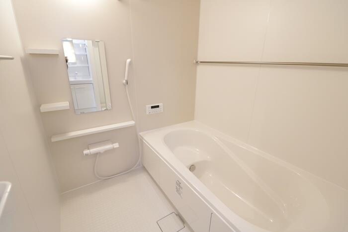 物件内観写真5　(１坪／追い焚き給湯／浴室乾燥機付)