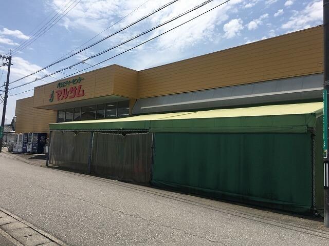 物件外観写真2　(マルサムまで60m)