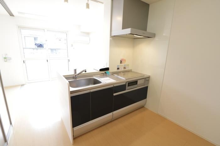 物件内観写真4　(対面キッチン／IHクッキングヒーター)