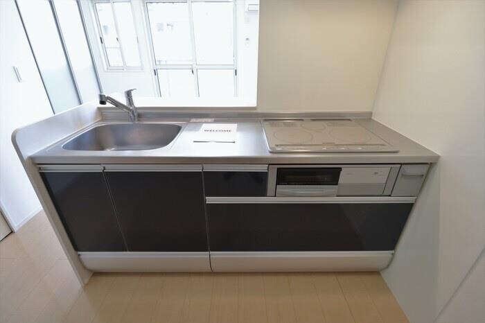 物件内観写真4　(対面キッチン／IHクッキングヒーター)