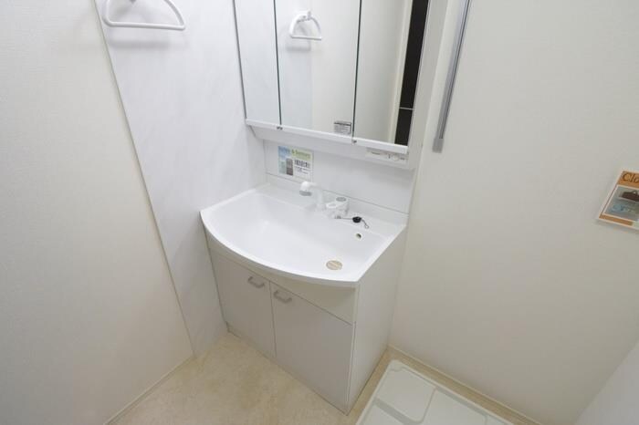 物件内観写真7　(洗髪洗面化粧台／洗濯機置き場)