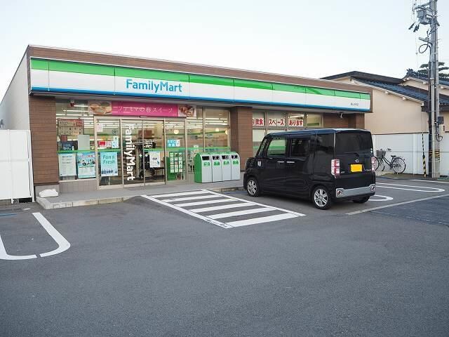物件外観写真2　(ファミリーマート富山大町店まで700m)