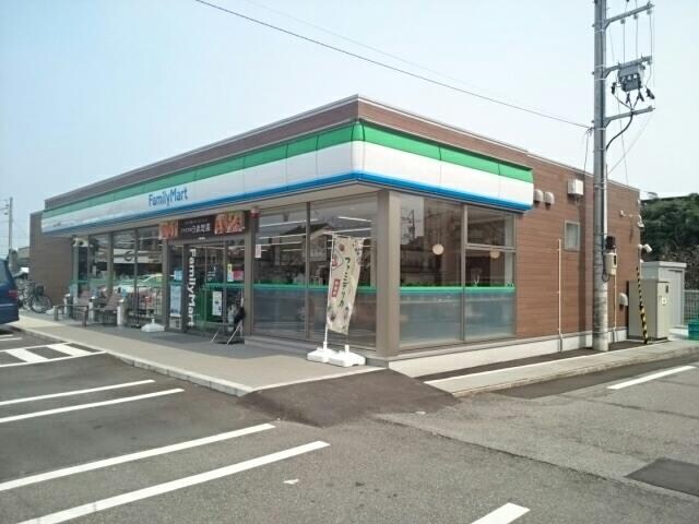 物件外観写真2　(ファミリーマートまで90m)