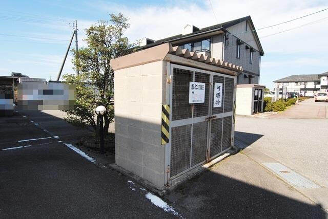 物件内観写真18　(敷地内ゴミ置き場)