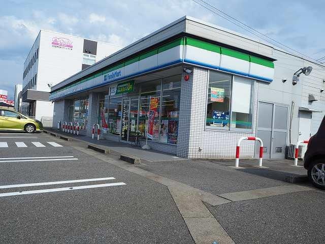 物件外観写真2　(ファミリーマート富山中川原店まで160m)
