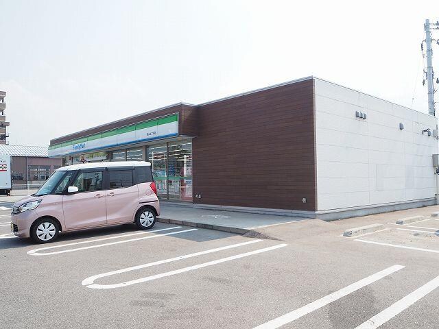 物件外観写真2　(ファミリーマート 富山上二杉店まで450m)