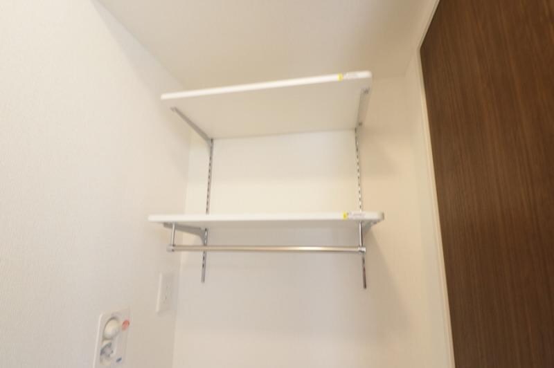 物件内観写真11　(洗濯機置き場上部可動棚)
