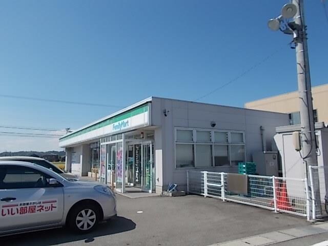 物件外観写真2　(ファミリーマート羽根店まで900m)