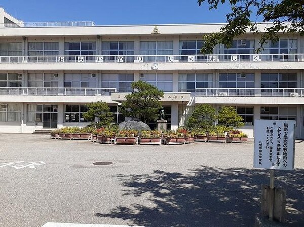 外観(山室中部小学校まで780m)