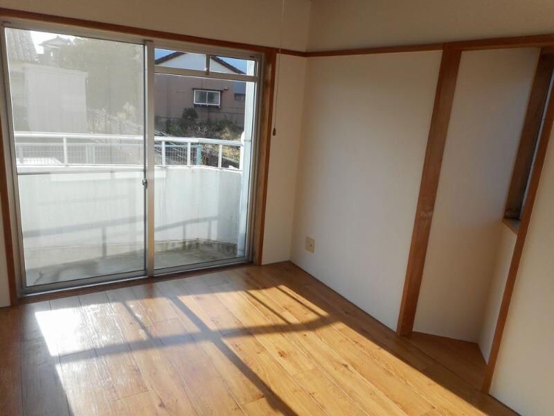 物件内観写真14　(和室から洋室にリフォーム)