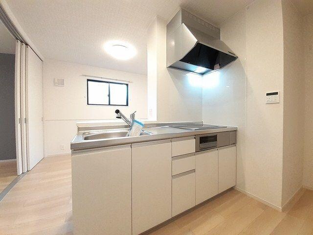 物件内観写真4　(対面キッチン／IHクッキングヒーター)