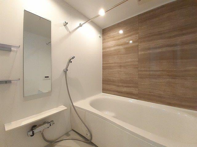 物件内観写真5　(追い焚き／浴室乾燥機付)