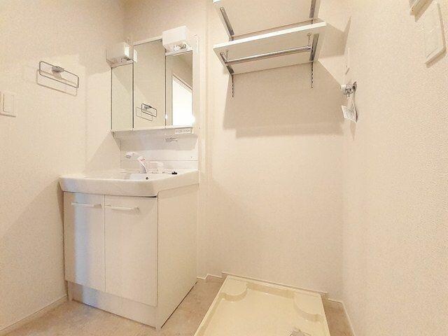 物件内観写真7　(洗髪洗面化粧台／洗濯機置き場)