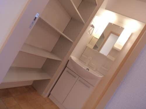 物件内観写真6　(洗髪洗面化粧台・洗濯機置き場)