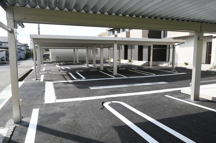 物件外観写真2　(屋根付き／融雪設備有り)