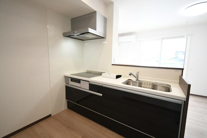 物件内観写真4　(対面キッチン／IHクッキングヒーター)