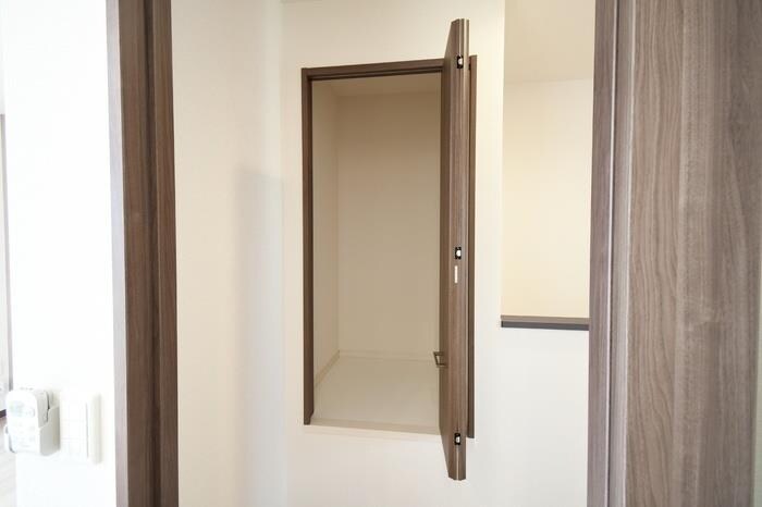 物件内観写真11　(階段上物入)