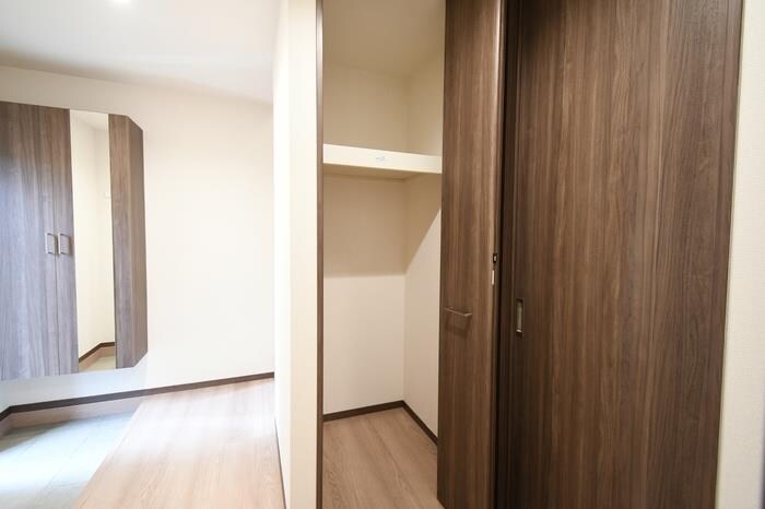 物件内観写真12　(玄関ホール物入)