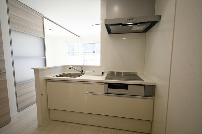 物件内観写真4　(対面キッチン／IHクッキングヒーター)