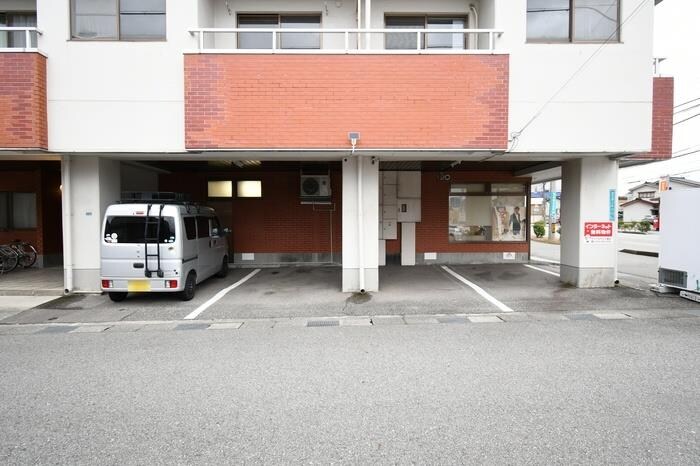 外観(ピロティ駐車場)