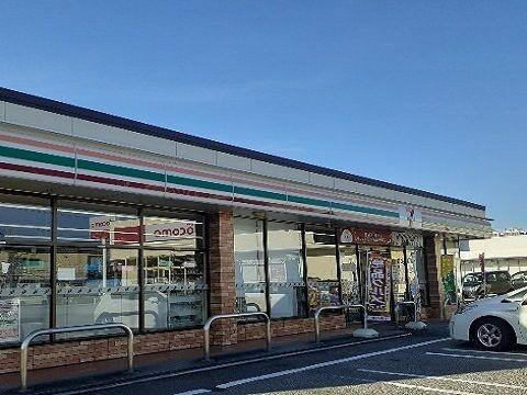 物件外観写真2　(セブンイレブン富山下冨居店まで600m)