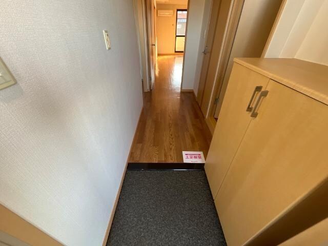 物件内観写真3　(玄関)