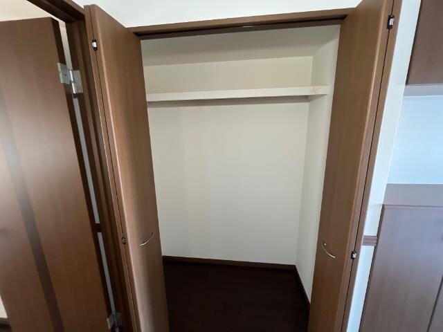 物件内観写真13　(玄関側収納)