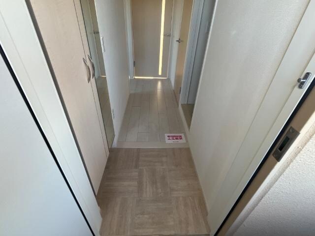 物件内観写真3　(玄関)