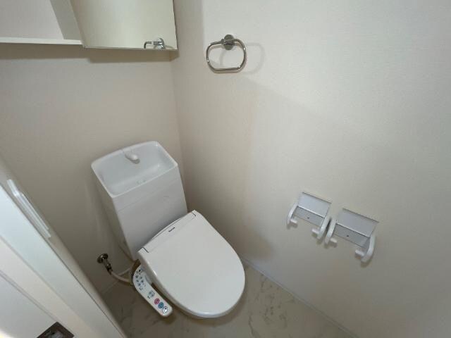 物件内観写真8　(シャワー付トイレ)