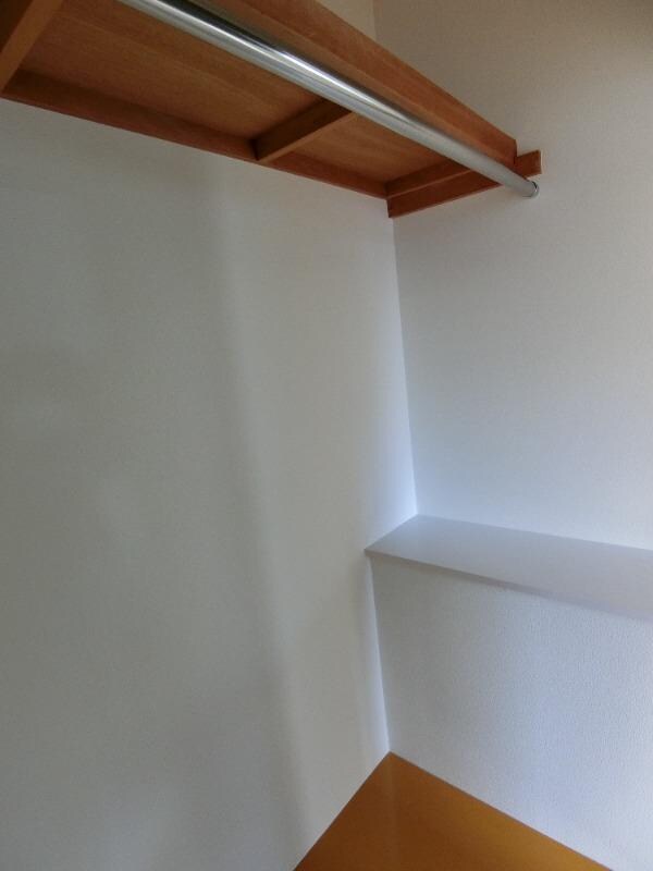 物件内観写真8　(洋室収納)