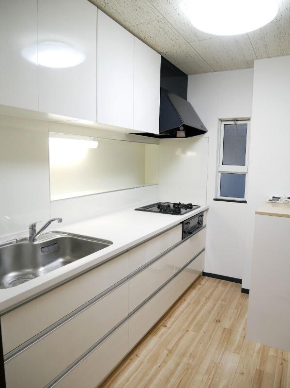 物件内観写真3　(白を基調とした広々システムキッチン♪)