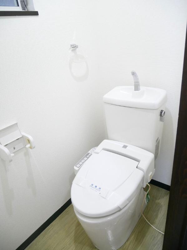 物件内観写真5　(ウォシュレットシャワー付きトイレ)