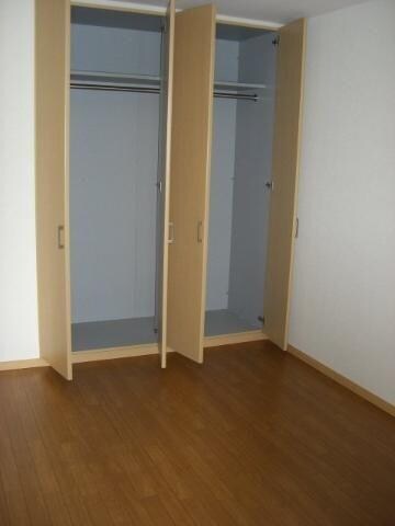 物件内観写真10　(クローゼット　オープン)