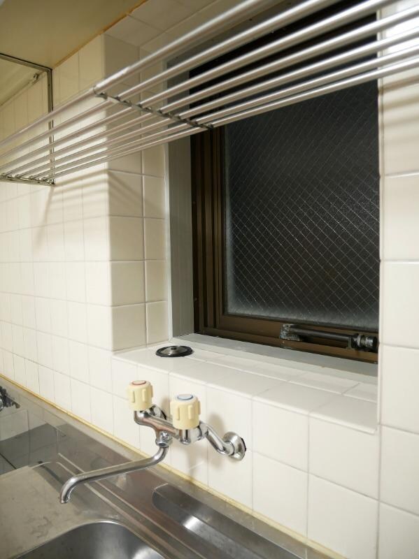 物件内観写真12　(キッチン前窓あり)