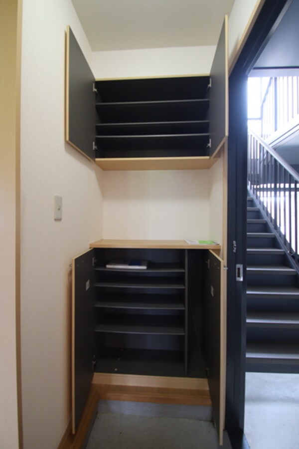 玄関(他号室のお写真です)