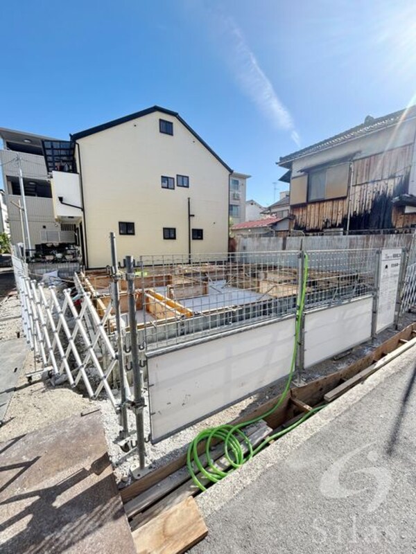 建設中