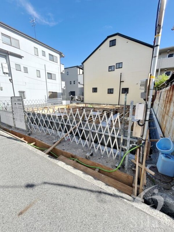 建設中