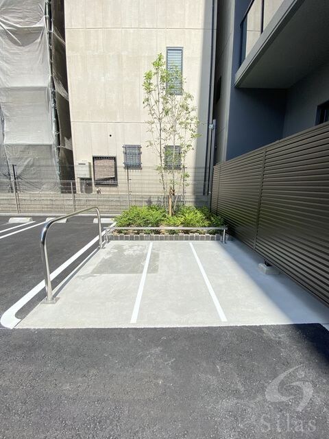 物件外観写真6　(バイク置き場)