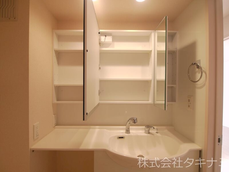 物件内観写真20　(洗面台収納)