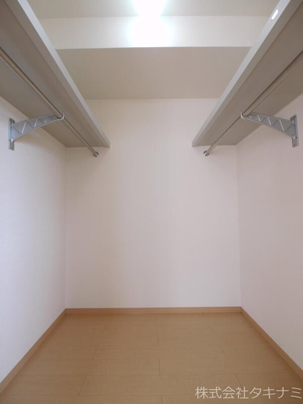物件内観写真2　(ウォークインクローゼット)