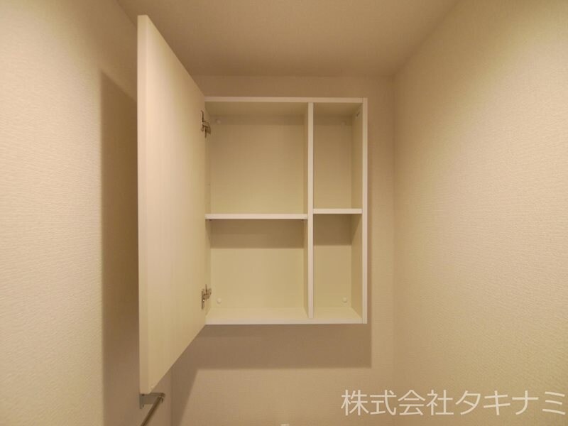 物件内観写真18　(トイレ収納)