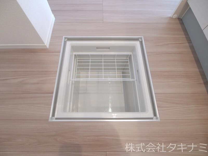 物件内観写真21　(床下収納)