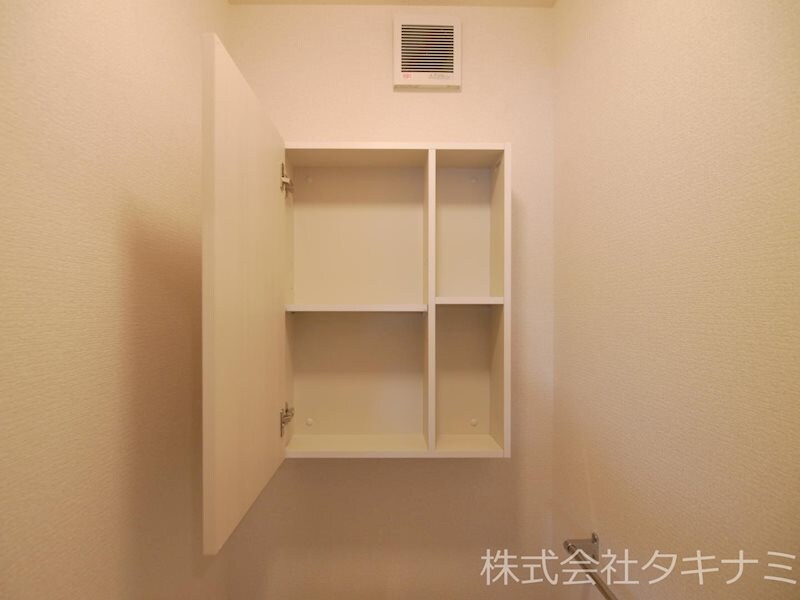 物件内観写真25　(トイレ収納)