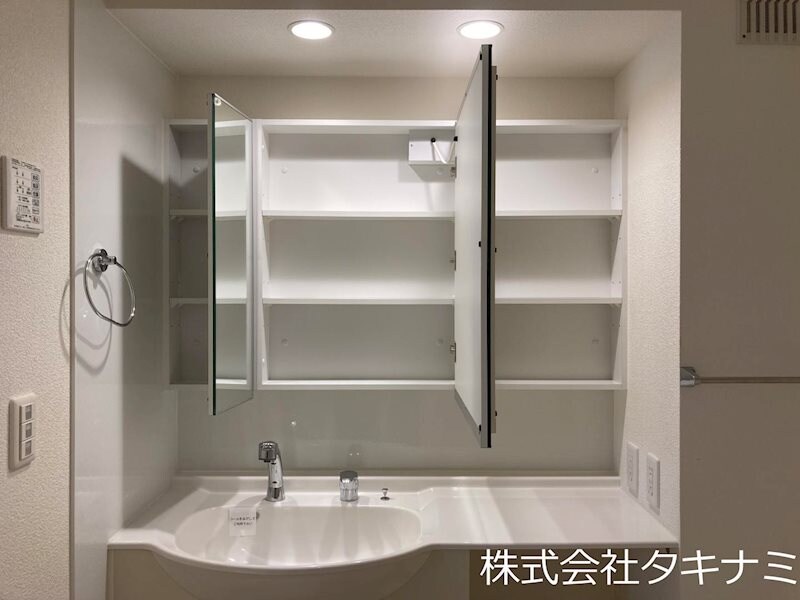 物件内観写真32　(三面鏡収納)